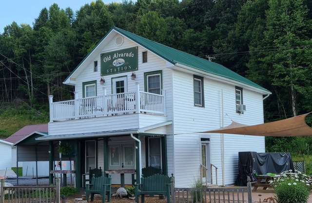 Apartment Directly ON The Virginia Creeper Trail !
