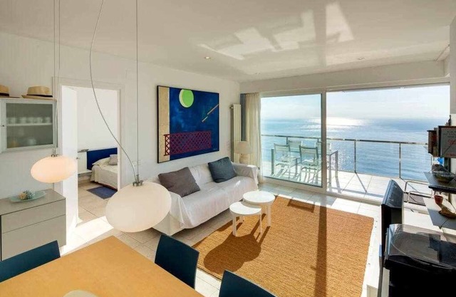 Apartment with pool on the seafront
