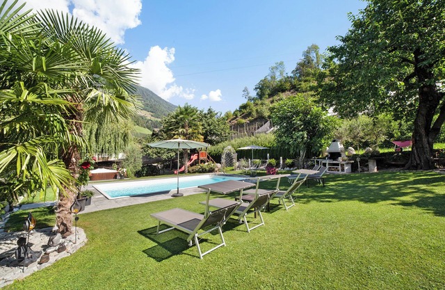 Apartment "Flieder" with Mountain View, Pool, Wi-Fi, Balcony & Garden