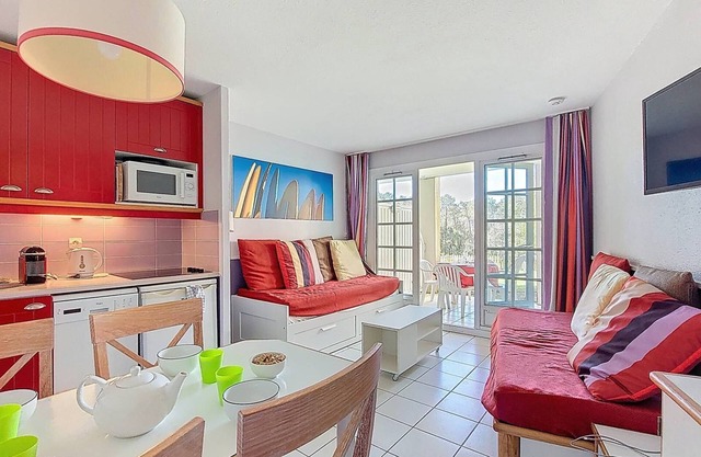 Apartment for 4 people near golf course in residence with swimming pools.