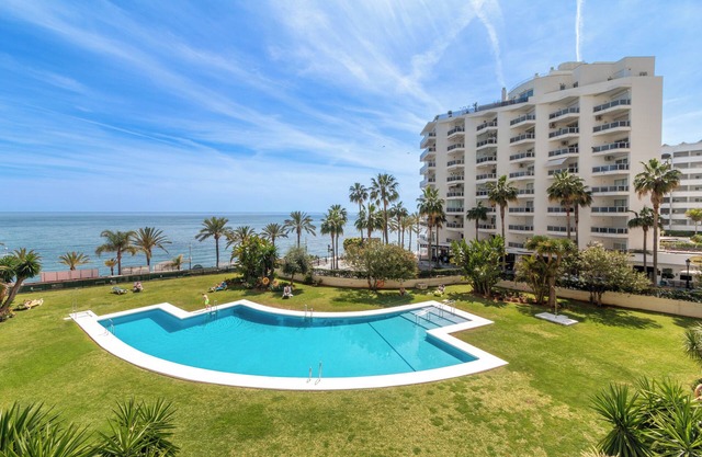 Apartment 'Front Line Beach 2 Bedr' with Sea View, Wi-Fi and Air Conditioning