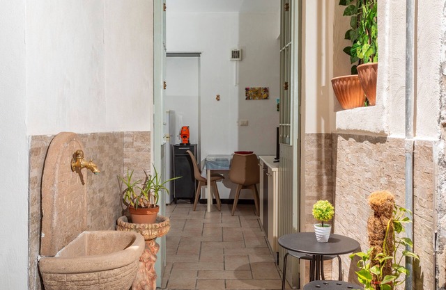 Apartment 'Giulia's Home - Borgo' with Private Terrace, Wi-Fi and Air Conditioning