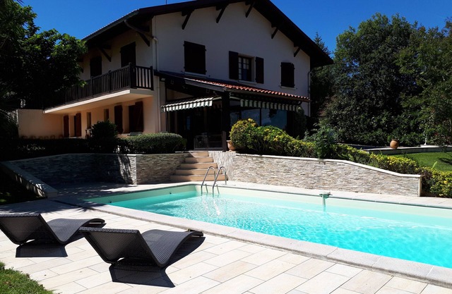 Apartment in luxury villa with swimming pool and pleasant garden near Biarritz
