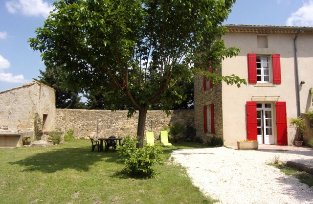 Apartment in a Provencal farmhouse in the Orange countryside