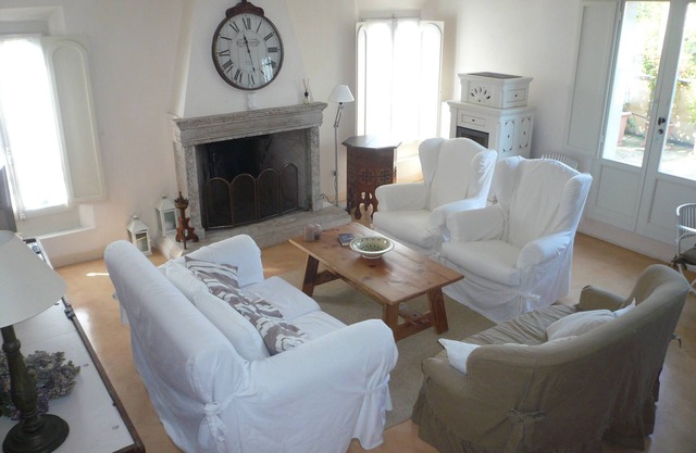 Apartment in farmhouse surrounded by greenery, central location