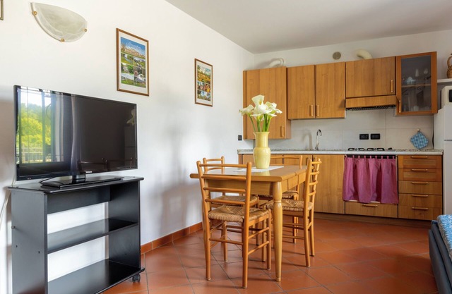 Apartment in farmhouse, Venice. Bedroom, bathroom, full kitchen/living room.