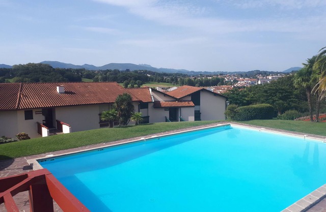 Apartment in quiet, wooded residence with swimming pool