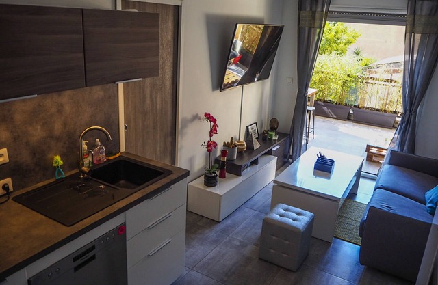 APARTMENT IN THE HEART OF LAVANDOU + PRIVATE PARKING - BEACH 200M