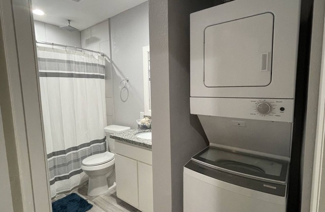 Apartment in the Heights | 7 mins from Downtown