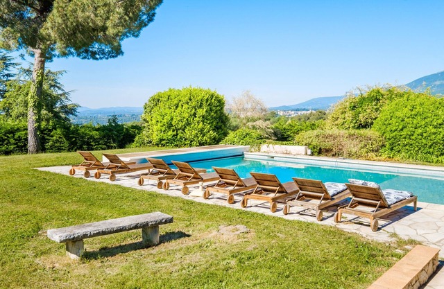 Apartment in the magnificent Mas des Serens with mountain views, Wi-Fi, and air conditioning