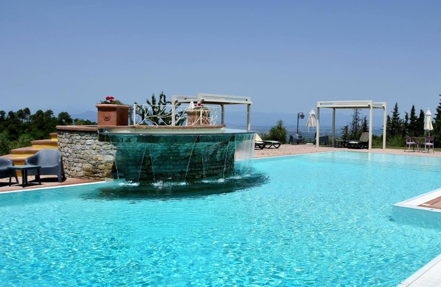 Apartment in villa with pool, WIFI, sauna, hot tub, TV, patio, pets allowed, panoramic view, parking