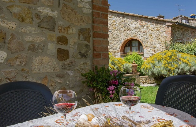 Apartment in villa with pool, WIFI, A/C, TV, terrace, panoramic view, close to San Gimignano