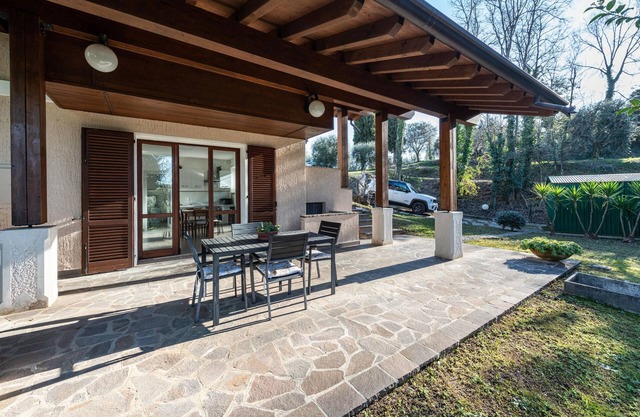 Apartment 'Al Porto Terrace Close To The Lake' with Private Terrace, Wi-Fi and Air Conditioning