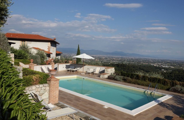 Apartment in ancient villa with swimming pool: ideal for relaxing and visiting cities of art