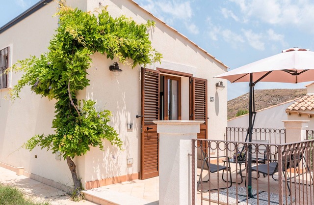 Apartment 'Le 3 Rose - Alba' with Lake View, Wi-Fi and Air Conditioning