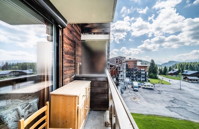 Apartment 'Les Pralyssimes' with Mountain View and Balcony