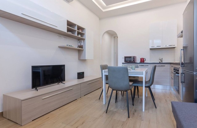Apartment located on the ground floor of a building (1 external step to access it). There are two internal steps to access the double bedroom.In 38 square meters of space, it accommodates 3 people.We are located in the Bolognina district, a 15-minute wal