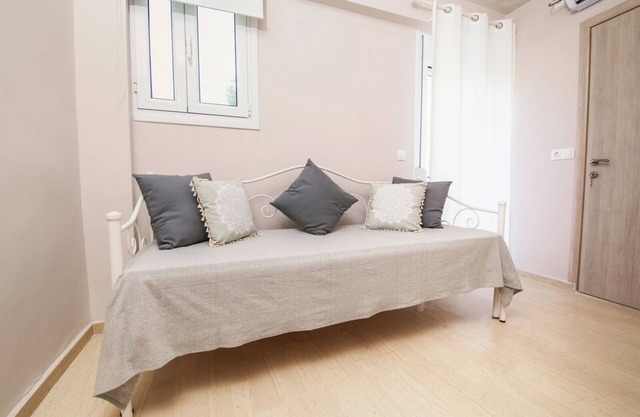 Apartment 'Mantisses Studio' with Shared Terrace, Wi-Fi and Air Conditioning