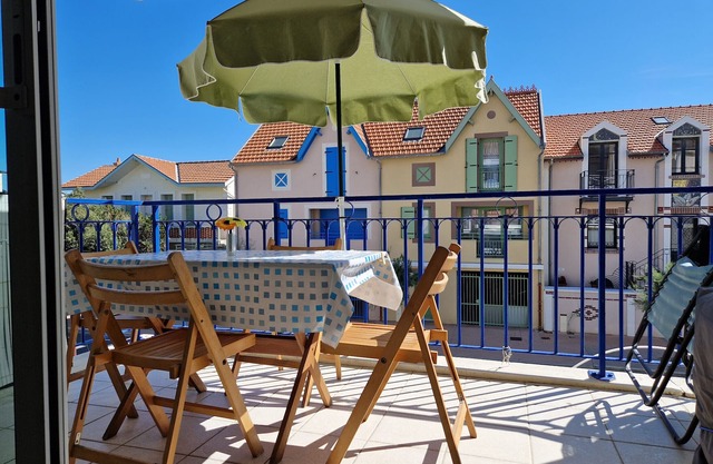 Apartment near the beach - 4 pers, open pool, parking, pets allowed