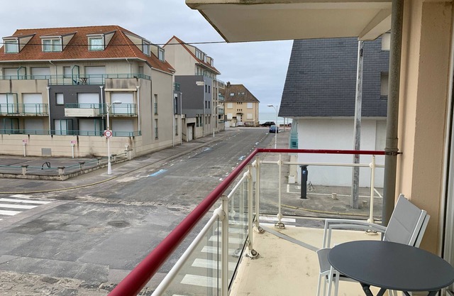 Apartment near beach, 2 bedrooms, balcony, garage