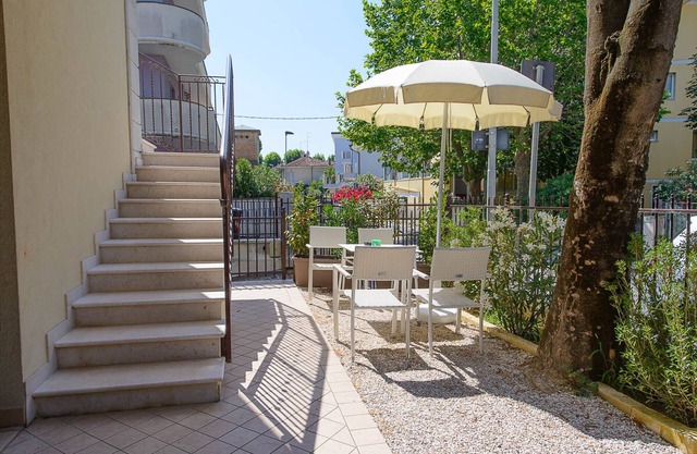 Apartment on 2 levels, up to 6/7 people, 20 meters from the sea