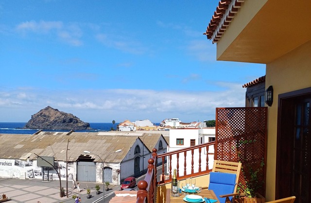 Apartment on firs line sea.