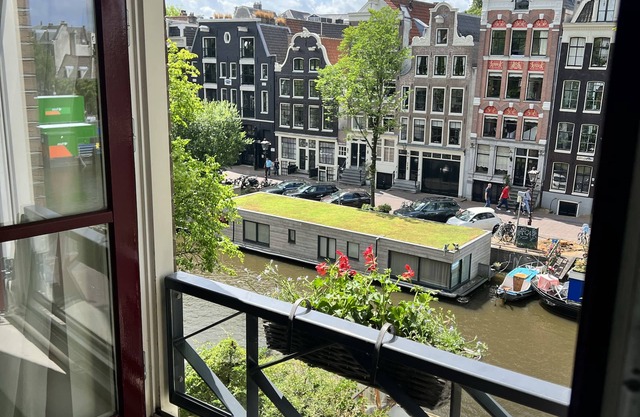 Apartment overlooking the beautiful Brouwersgracht canal in Amsterdam centre