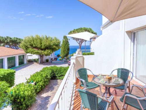 Apartment Palmiers I-8 by Interhome