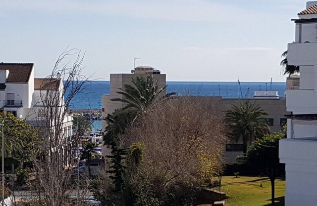 Apartment sea view, bright, cozy, facing the port, swimming pool, parking, wifi.