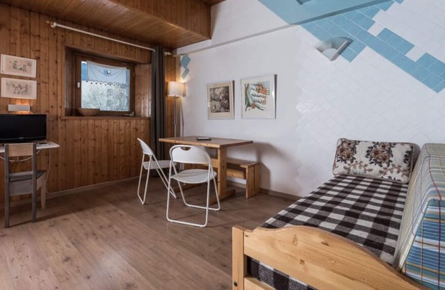 Apartment sleeps 4 near convenience