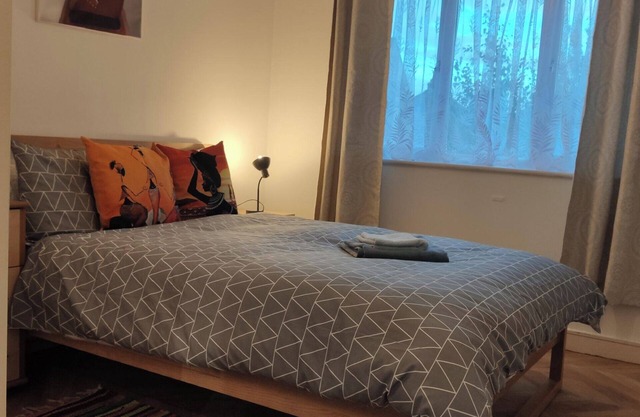 Apartment - Sleeps 4 - Parking - WiFi
