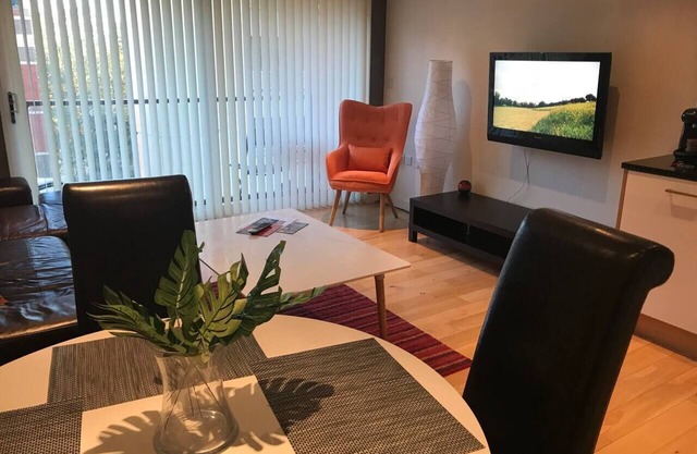 Apartment-Sleeps4-Balcony-Parking-PetsOk