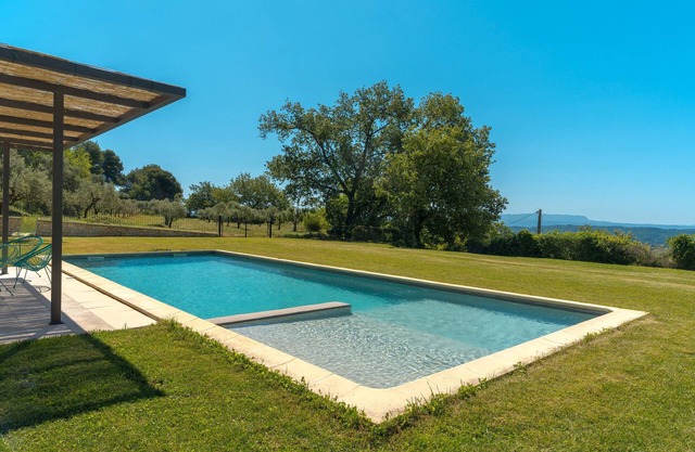 Apartment 'Sur Les Hauteurs Du Luberon' with Private Pool and Wi-Fi