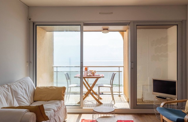 Apartment 'Vue Mer By Madame Est Servie' with Sea View and Balcony