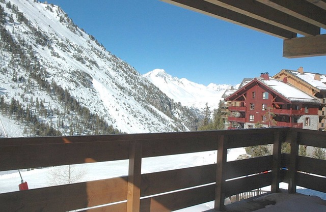 Apartment with sunny mountain views, ski-in/out, access to pool, sauna & hot tub