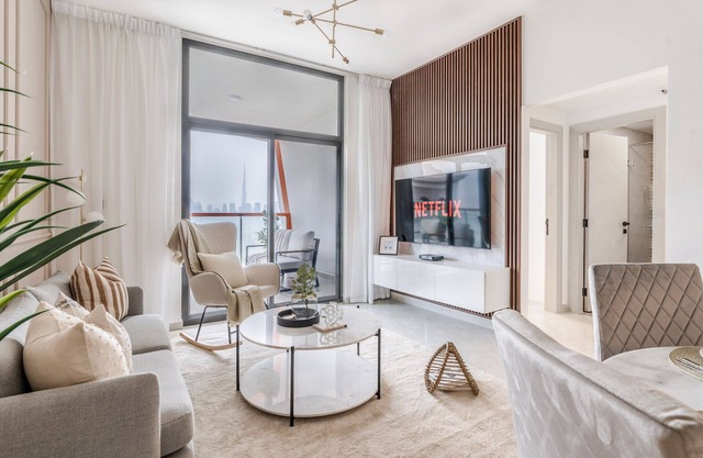 Apartment with City Skyline View , Pool & Gym Access
