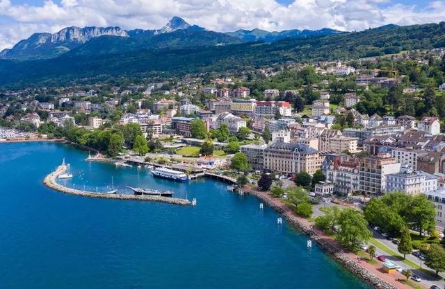 Apartment with pool and parking in Évian-les-Bains