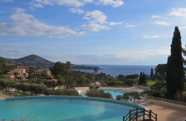 Apartment with garden, sea view in a holiday resort. Ideal for a family