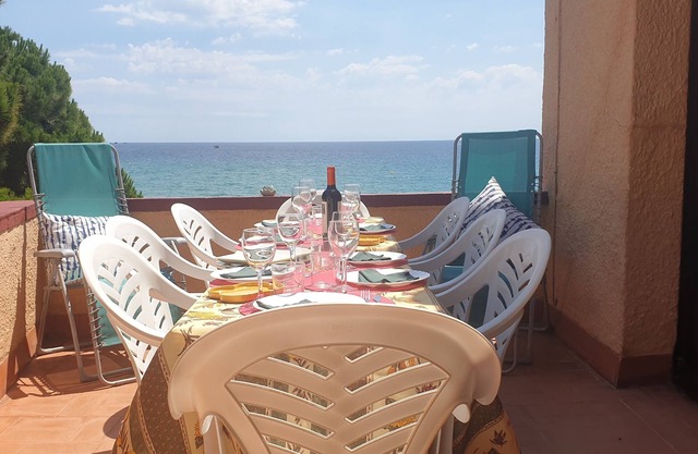 Apartment with garden at 11 meters from the sand beach of la Fosca.