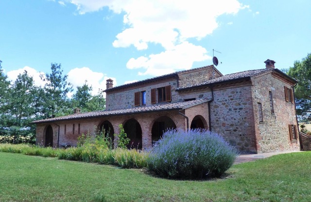 Apartment with private covered terrace in front of the garden