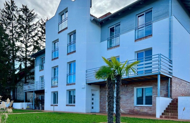 Apartment with panoramic lake view, sauna, close to hiking trails.