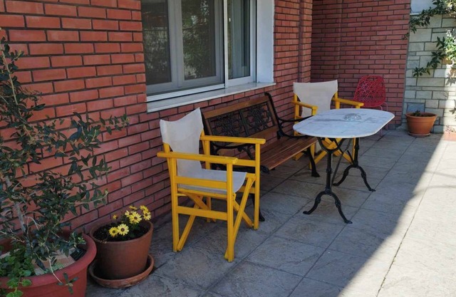 Apartment with parking space and yard at the areaof Thessaloniki