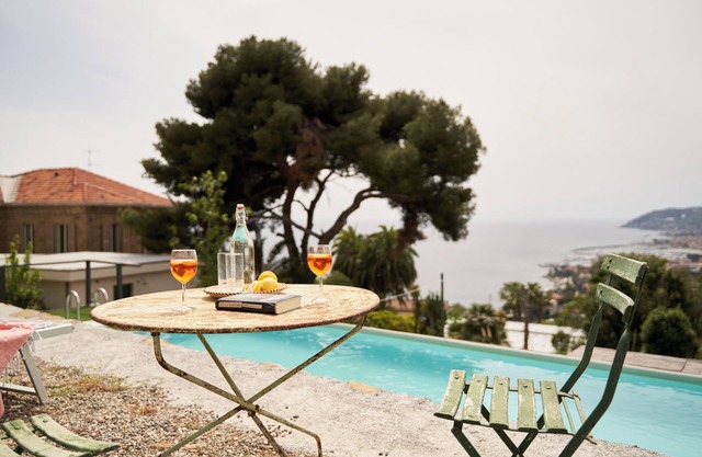 Apartment with pool and sea view close to beach and city