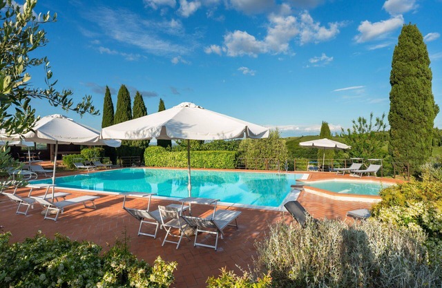 Apartment with pool, WIFI, A/C, TV, veranda, pets allowed, panoramic view, close to San Gimignano