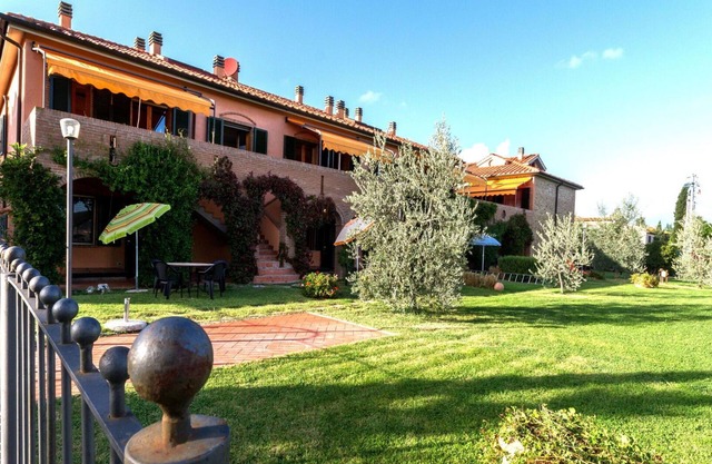 Apartment with pool, WIFI, A/C, TV, veranda, pets allowed, panoramic view, close to San Gimignano