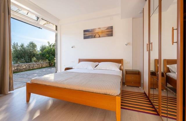 Apartment with Two-bedrooms and Sea View