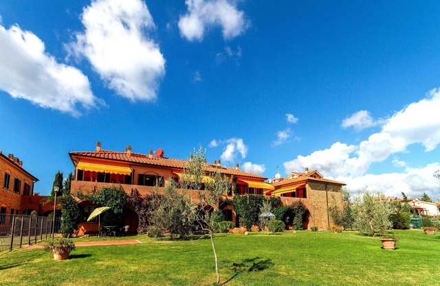 Apartment with WIFI, pool, A/C, TV, veranda, pets allowed, panoramic view, close to San Gimignano