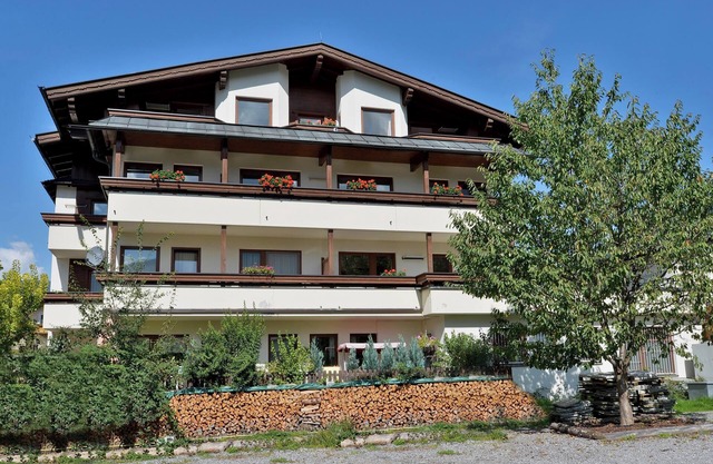 "Apartmenthaus Zentral 2er App" near the Ski Area with Mountain View, Wi-Fi