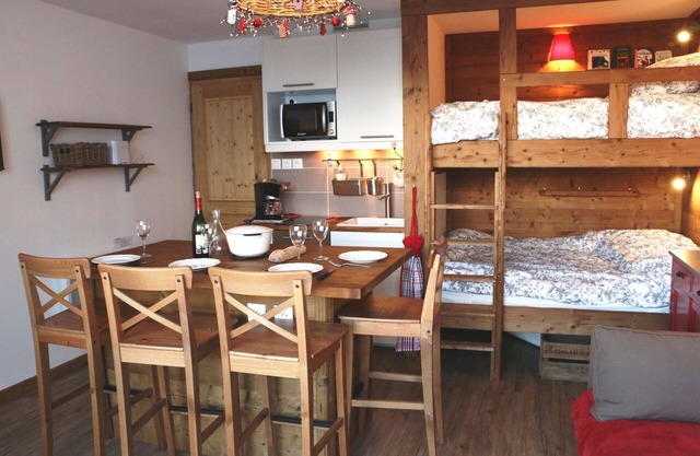App. 4 pers. Charming. View slopes. Ski-to-door departure. Holiday vouchers OK