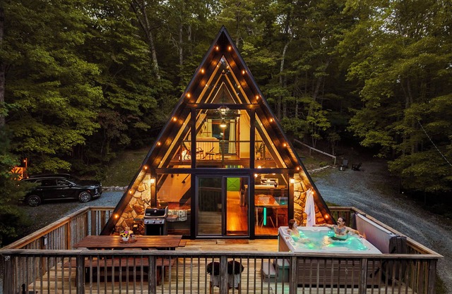 Appalachian A-Frame: Fall Family Getaway w/Hot tub, vintage arcade & Fire Pit!